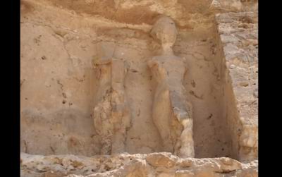 по бокам располагались скульптуры Эхнатона и Нефертити