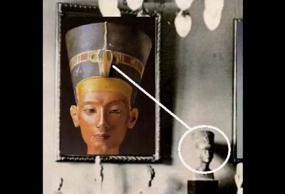 урей на короне Нефертити, имеющий совершенно иную форму