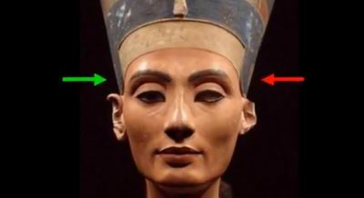 Корона на голове Нефертити сидит криво