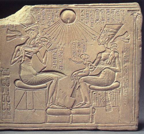 Эхнатон и Нефертити с детьми