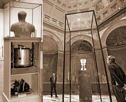 В музеях Бостона и Берлина бюсты помещены в стеклянные витрины
