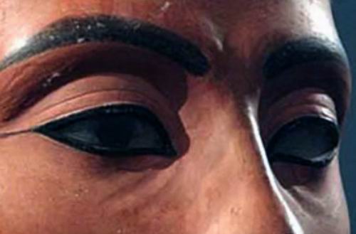 следы усадки гипса на лице Нефертити
