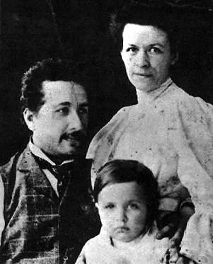 Милева Марич с Альбертом Эйнштейном и сыном Гансом-Альбертом, 1907