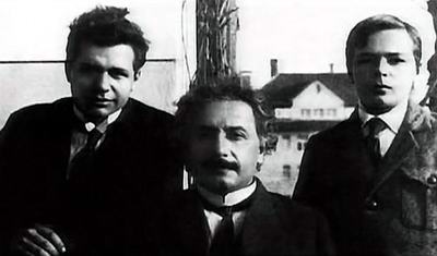 Эйнштейн с сыновьями