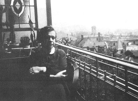 Милева Марич на балконе