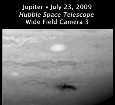 Светлое и темное пятна на теле Юпитера