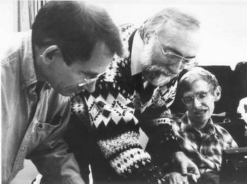 Стивен Хокинг (справа), Кип Торн (слева) и Джон Прескилл (в центре) в 1997 году даже заключили пари