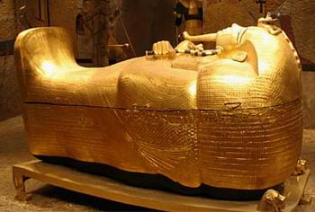 Золотой саркофаг с мумией Тутанхамона