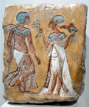 Тутанхамон, опирающийся на трость как на костыль