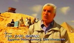 Сначала Хавасса интересовали пирамиды, Тутанхамоном он заинтересовался позже.