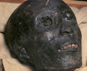 Нос и правый глаз Тутанхамона пострадали от камня