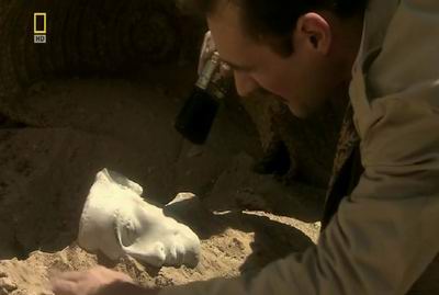 Египтянин вытачивает голову Эхнатона