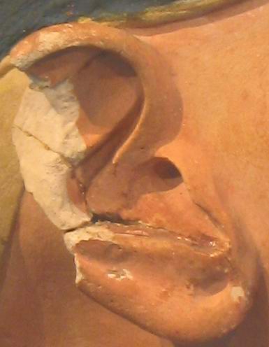 Искусственно сломанное ухо Нефертити и затем демонстративно отремонтированное