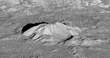 гора в центре кратера Тихо