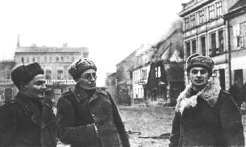 Василий Гроссман и поэт Евгений Долматовский (крайний справа)