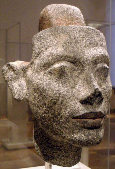 Гранитная голова Нефертити-1 с фальшиво подкрашенными губами