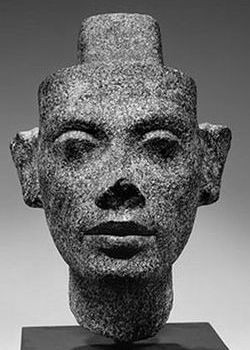 Гранитная голова Нефертити (анфас)