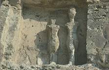 фигуры Эхнатона и Нефертити стелы U