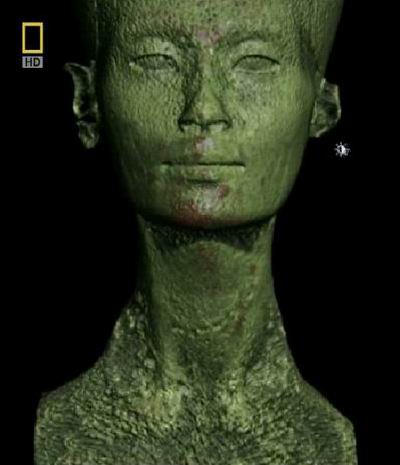 Перекошенные плечи цветного бюста Нефертити