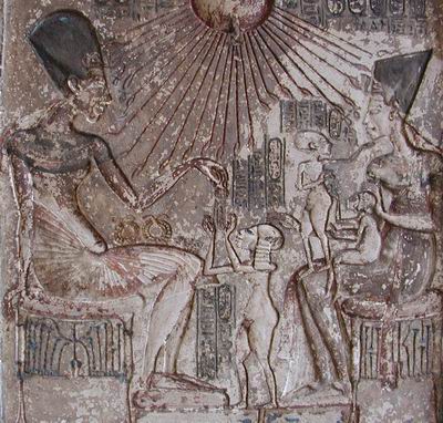 Эхнатон, Нефертити и три дочери. Каирский музей