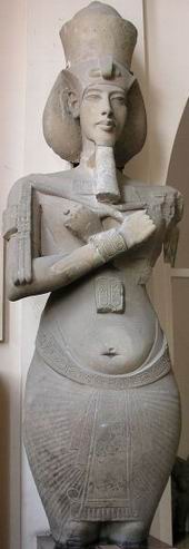 Эхнатон: скульптура с повязкой на бедрах