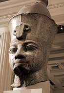 Аменхотеп III (e) — зрелый человек лет 30